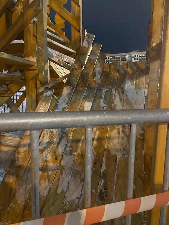 На площади 400-летия Тюмени обрушилась деревянная горка