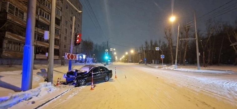 В Тюмени "Лада" въехала в столб - начато разбирательство
