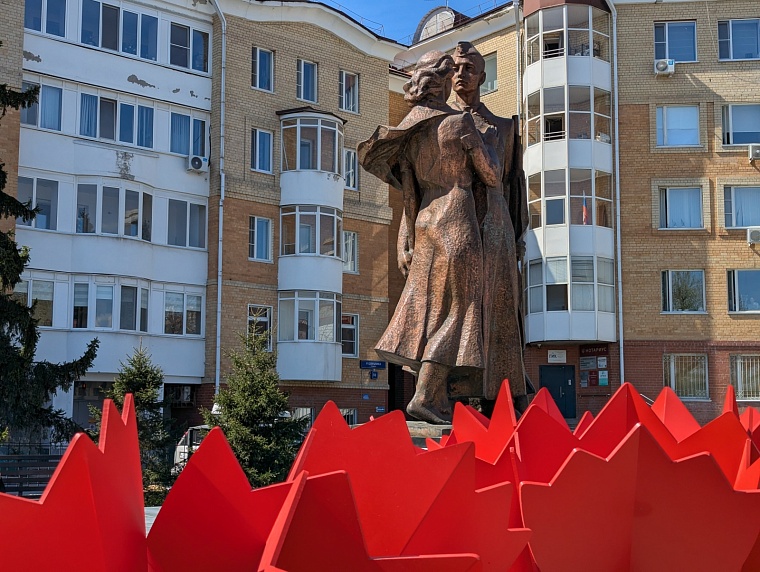 По радио в центре Тюмени звучат военные песни