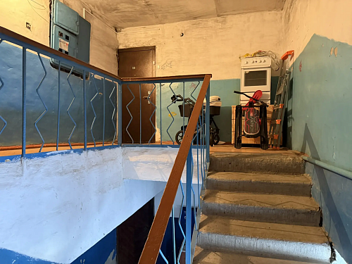 Тюменский СК сообщил подробности, как бабушка выбросила с лестницы семимесячную внучку