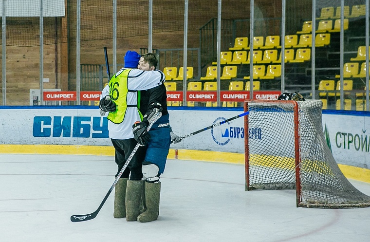 Хоккей на валенках объединил авитаторов
