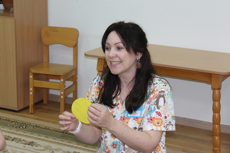 Специалисты тюменского «Родника» оказывают волонтерскую помощь детям