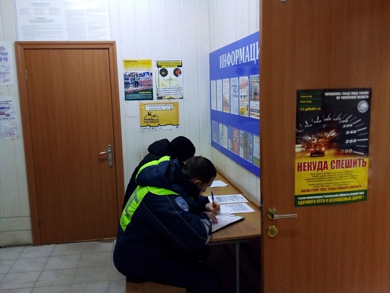 В Тобольске молодой автомобилист катал пассажира на капоте