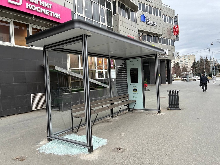 В центре Тюмени вандалы разбили «умную» остановку