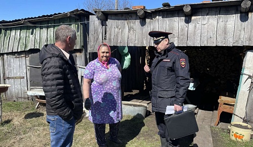 В Викуловском районе полицейские убедили пенсионерку переехать в пункт временного размещения