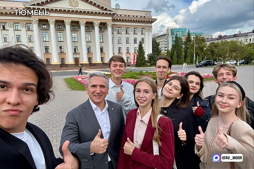 1 сентября губернатор Александр Моор сфотографировался с первокурсниками