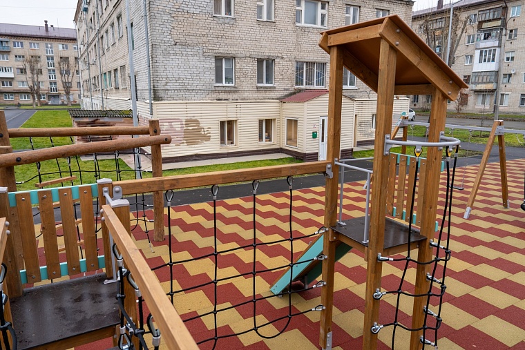 Депутаты Светлана Иванова и Георгий Муратов побывали в благоустроенном дворе на Игримской