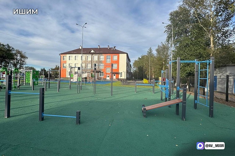 Александр Моор разделил радость Дня знаний с учениками и педагогами тюменской школы №22