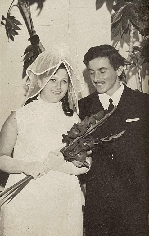 Семьи поделились фотографиями своих свадеб к Дню супругов