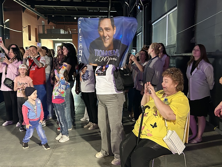 «Детство» под мостом: в Тюмени открыли памятное место имени Юрия Шатунова