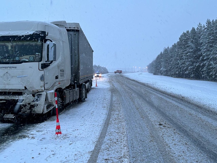 На трассе Тюмень-Ханты-Мансийск в ДТП с грузовиком погибла женщина