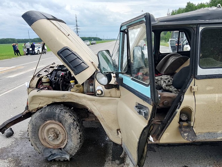 Водитель "УАЗа" погиб в столкновении с "Джили" на автодороге Тюмень - Нижняя Тавда