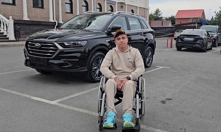 В Тюмени ветерану СВО вручили специализированный автомобиль