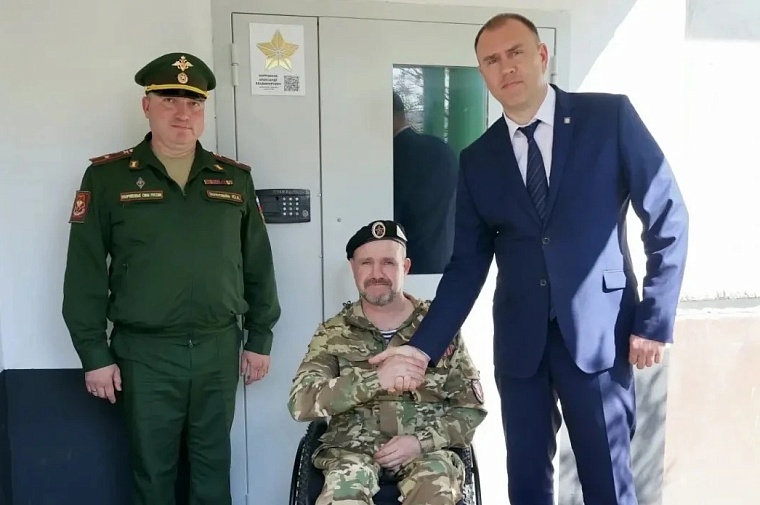 На доме тобольского снайпера установили звезду