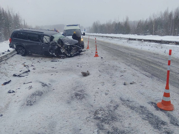 Водитель "Доджа" спровоцировала столкновение с фурой на тюменской трассе