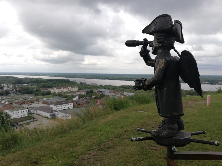 Жители Тобольска наблюдали авиашоу в День России