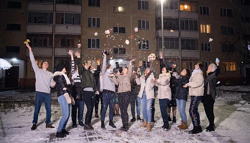 «С днем рождения» под окнами: насколько это законно?