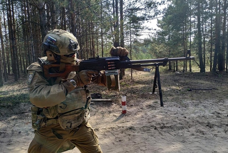 Тюменского фотокорра от смертоносного дрона на СВО спасло дерево