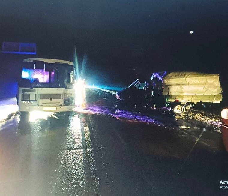 На Тюменской трассе столкнулись пассажирский автобус и «Газель»