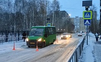 В Тюмени маршрутка сбила женщину с коляской на пешеходном переходе