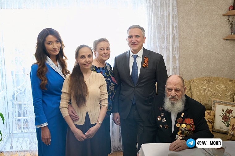 Александр Моор лично поздравил ветерана Михаила  Костюрина с Днем Победы