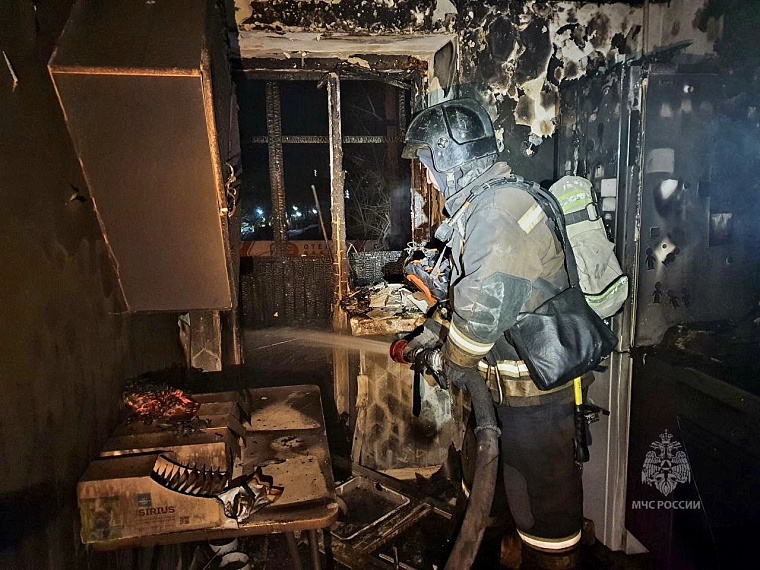 Из ночного пожара в многоэтажке на Ватутина в Тюмени спасено 14 человек