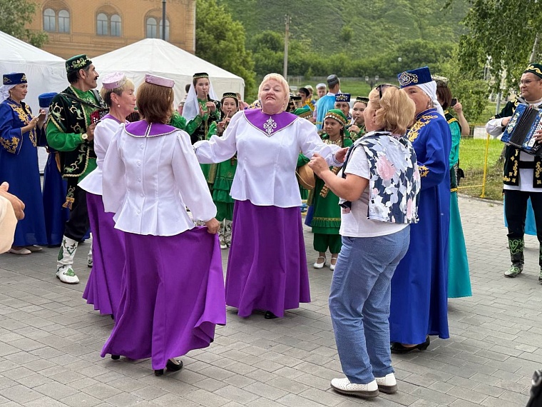 Тоболяки отмечают народный праздник Сабантуй