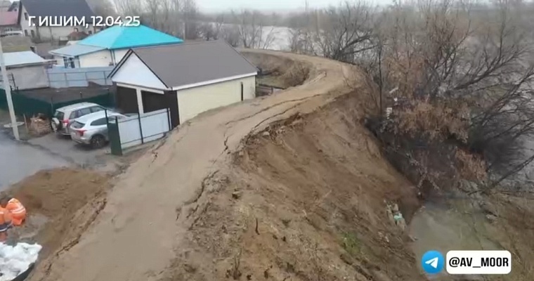 В Ишиме укрепили дамбу, где просел грунт