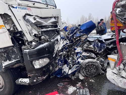 На тюменской трассе "Киа" раздавило между снегоуборочной машиной и фурой: трое погибших