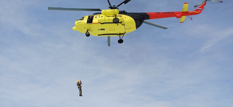 Повезло с погодой: пожарные-десантники оттачивали спуск с вертолета в весеннем лесу