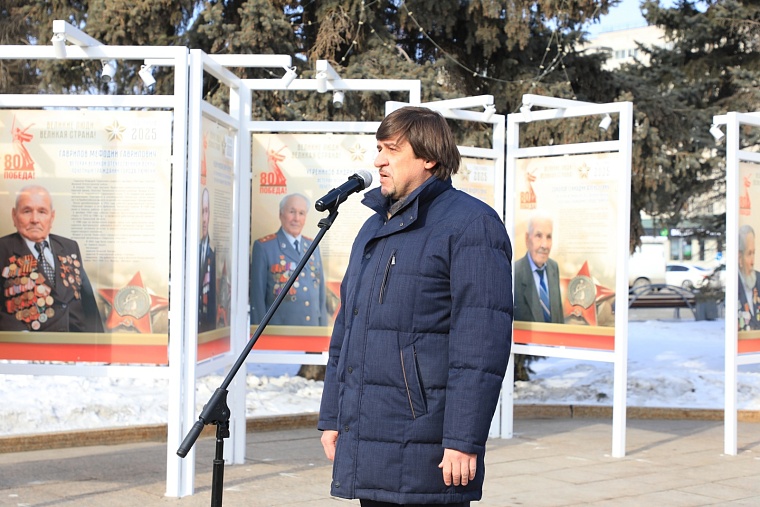 В Тюмени открылась уличная выставка «Великие люди. Великая страна!»