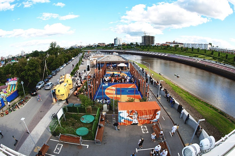 На набережной Туры в Тюмени появилась новая баскетбольная площадка