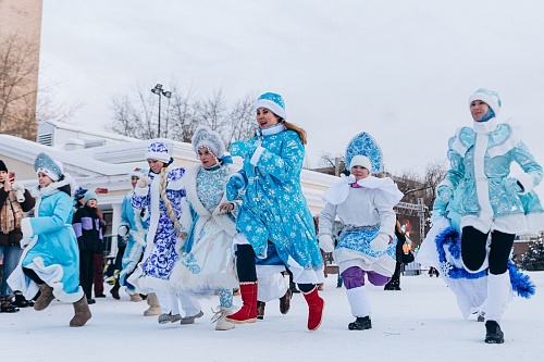 В Тюмени прошел «Забег Снегурочек»