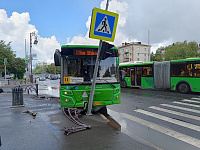 В центре Тюмени автобус с пассажирами врезался в светофор после столкновения с легковым авто