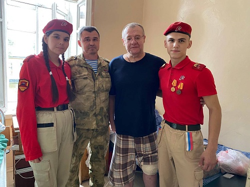 Александр Моор поздравил раненого бойца с Днем ВДВ