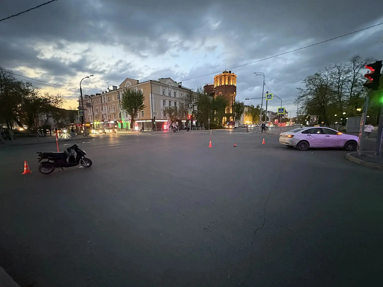 Ночью в центре Тюмени 17-летний подросток на скутере попал в ДТП