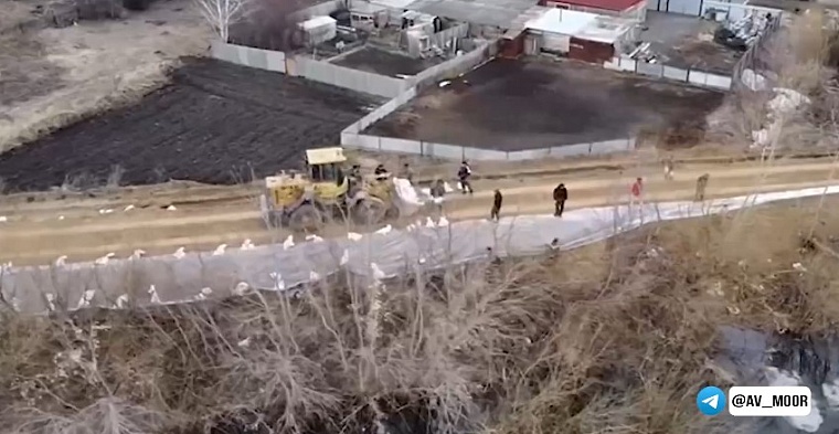 В селе Казанском укрепили дамбу на улице Советской